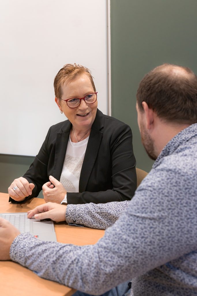 Ruth Palludan i dialog med en deltager om kommunikation, samarbejde og arbejdskultur.