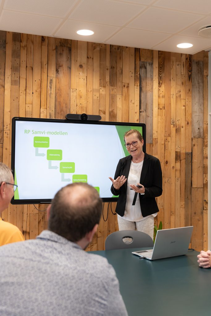 Ruth Palludan holder foredrag om kommunikation, vidensdeling og samarbejde med udgangspunkt i RP Samvi-modellen, der viser vejen til kulturforandring og bedre resultater.